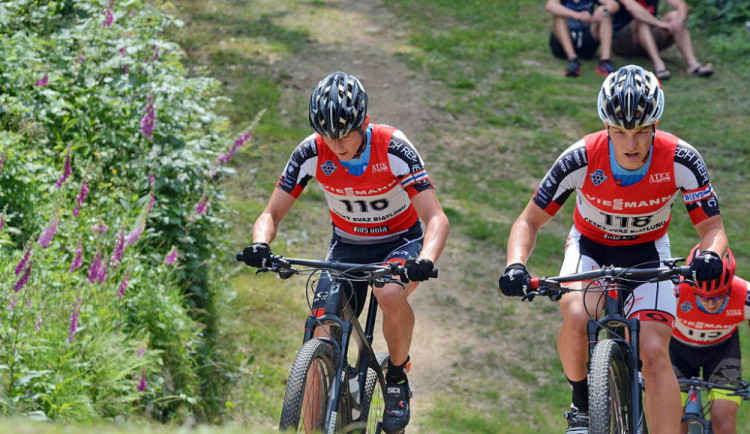 FOTO: Biatlonisté v Břízkách závodili na horských kolech. Vyhráli Davidová a Moravec