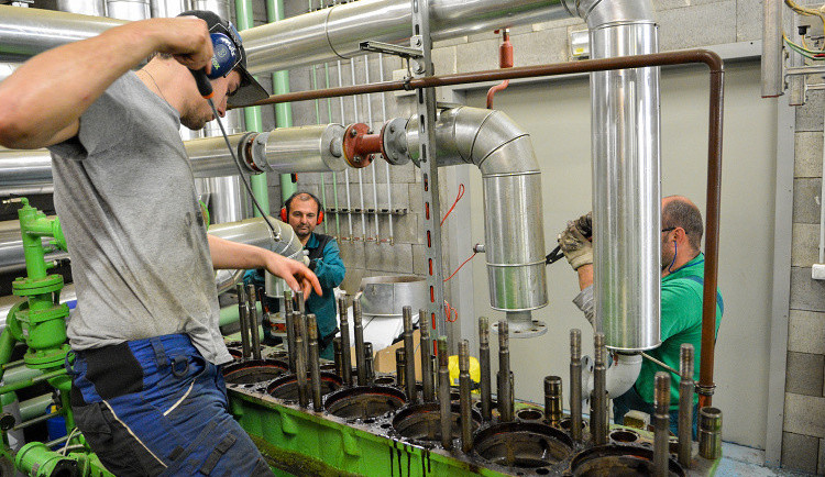 Servisní práce na kogeneračních jednotkách.