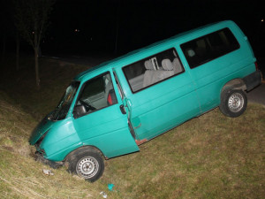 Cizinec zapíjel konec víza. Dodávku zapíchl do příkopu u Globusu