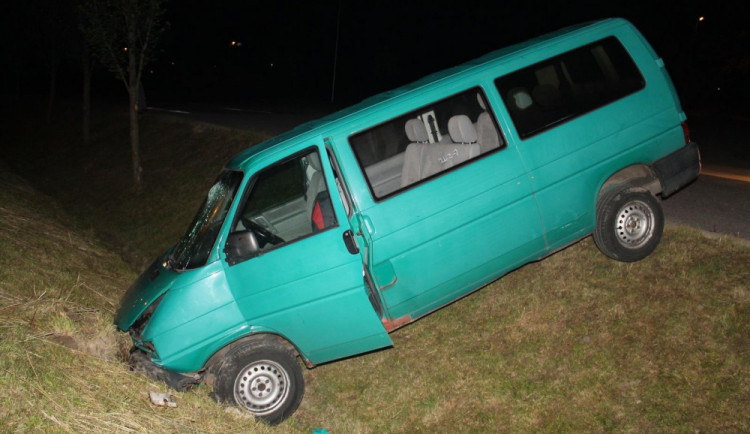 Mladík zapíchl dodávku do příkopu