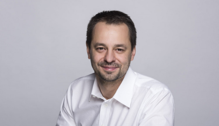 Cerberos slaví narozeniny.