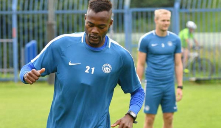 Elvis na prvním tréninku s týmem.