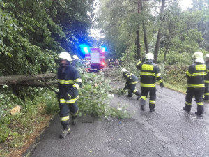 Padesát výjezdů hasičů a zastavené vlaky. Silný vítr potrápil Liberecký kraj