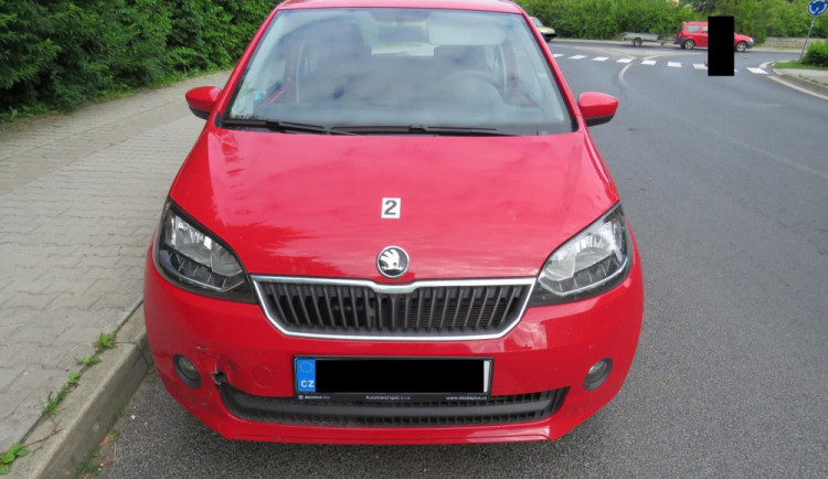 Řidička narazila do auta před sebou. Jeho řidič nadýchal přes půl promile.