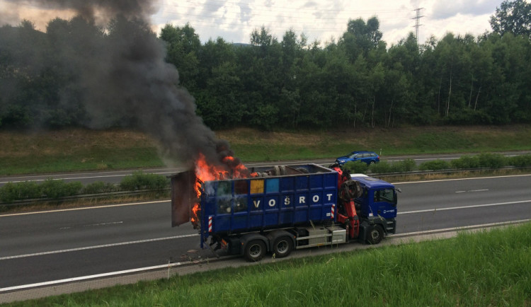 FOTO, VIDEO: Na výpadovce u Makra hořel kamion