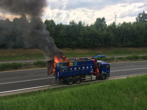 FOTO, VIDEO: Na výpadovce u Makra hořel kamion