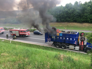 Hořící náklad na korbě kamionu.