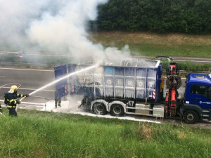 Hořící náklad na korbě kamionu.