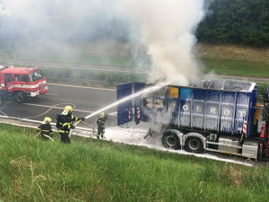 Hořící náklad na korbě kamionu.