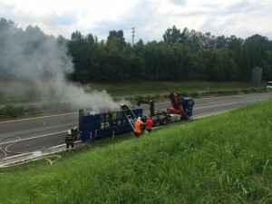 Hořící náklad na korbě kamionu.