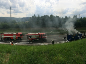 Hořící náklad na korbě kamionu.