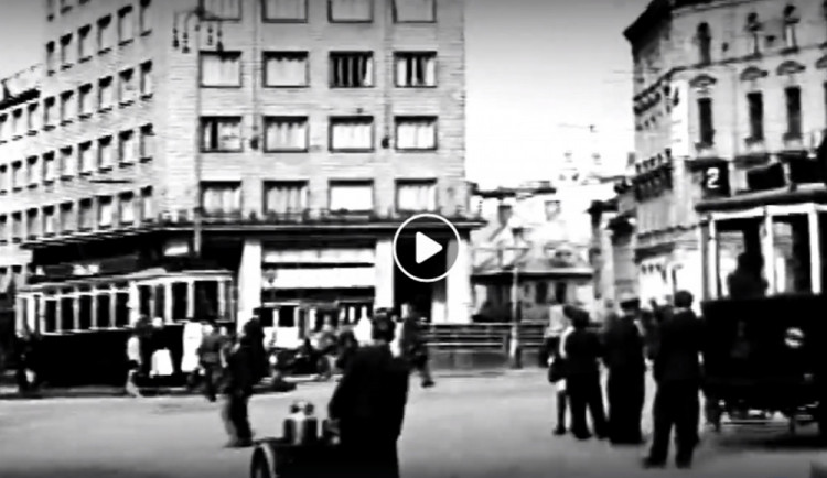 VIDEO: Lodičky na Jezírku, tramvaje před radnicí. Podívejte se na černobílý Liberec