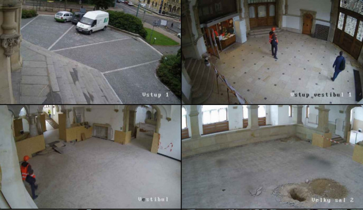 Práce v jednotlivých expozicích sledují kamery.