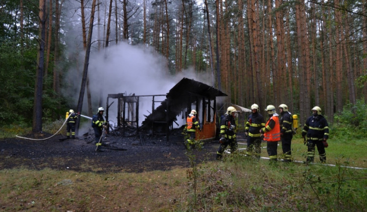 Z chaty zbyly jen ohořelé trámy.