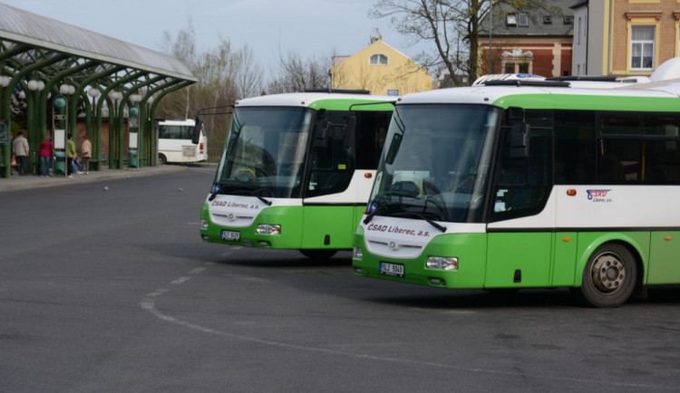 Kraj si dopravu na Liberecku a Českolipsku zajistí sám. Potřebuje 130 autobusů