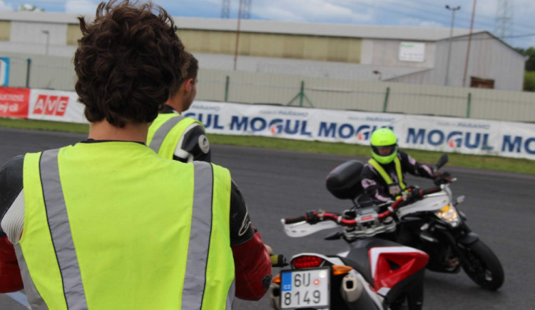 Učitelé autoškol zdokonalovali své dovednosti v rámci preventivního projektu „Učme se přežít“