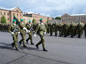 Vojáci si v libereckých kasárnách připomněli Den ozbrojených sil slavnostním nástupem