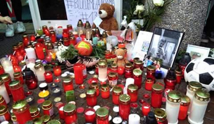 Po smrti chlapce se u bazénu objevila řada svíček.