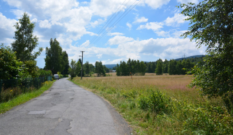 Napravo od současné komunikace by měla vést nová silnice.