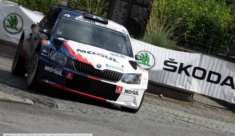 Rally Bohemia projede přes Ještěd.