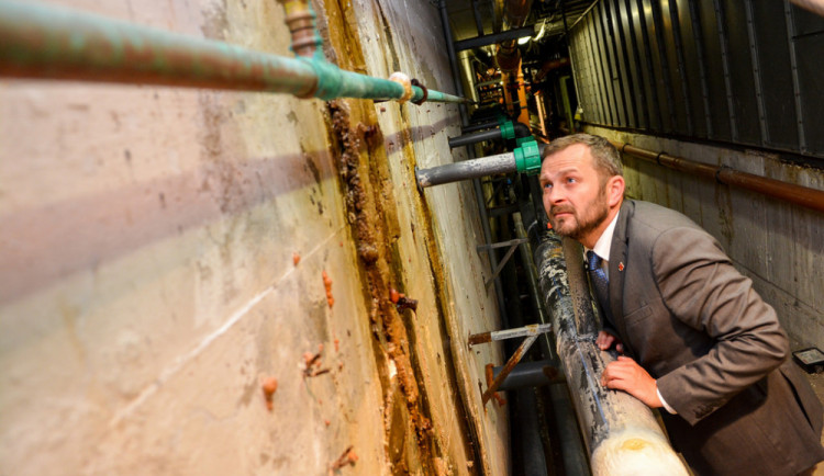 Primátor při prohlídce bazénu.