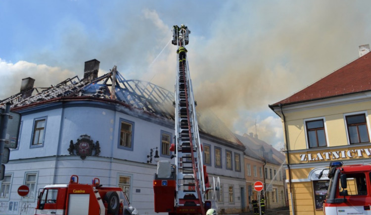 Kounicův dům vyhořel