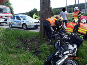 FOTO: Motorkář narazil do stromu, do nemocnice letěl vrtulníkem