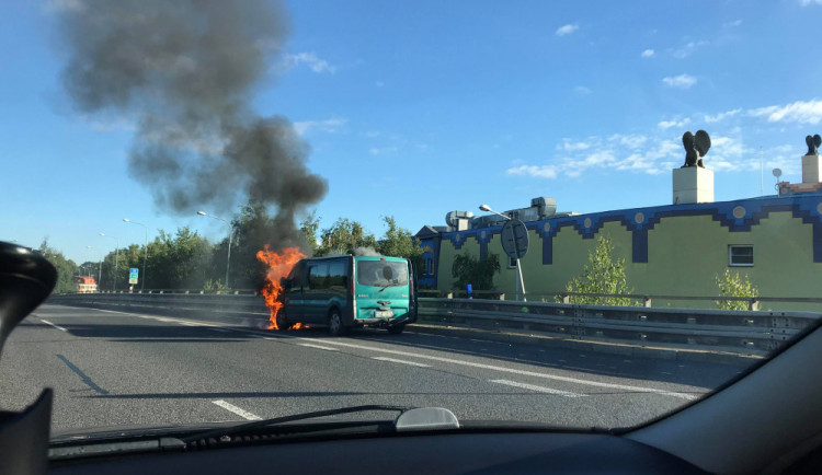 Hořící dodávka na průtahu městem.