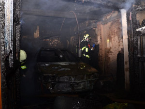 FOTO: S garáží shořelo i auto. S ohněm bojovalo pět jednotek hasičů