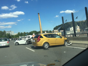 Další nehoda. Dvě auta se srazila na příjezdu od Jablonce