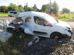 FOTO: Řidič v Pilínkovské ulici vjel na přejezd na červenou. Střetl se s vlakem