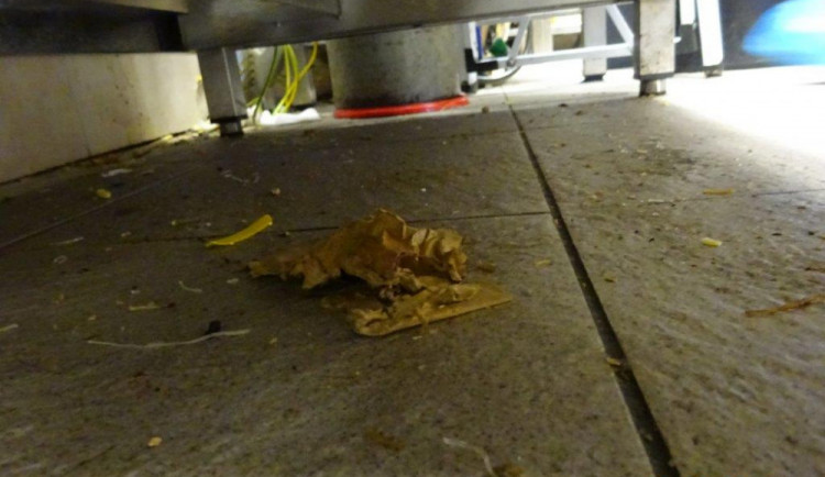 Nepořádek v provozovně.