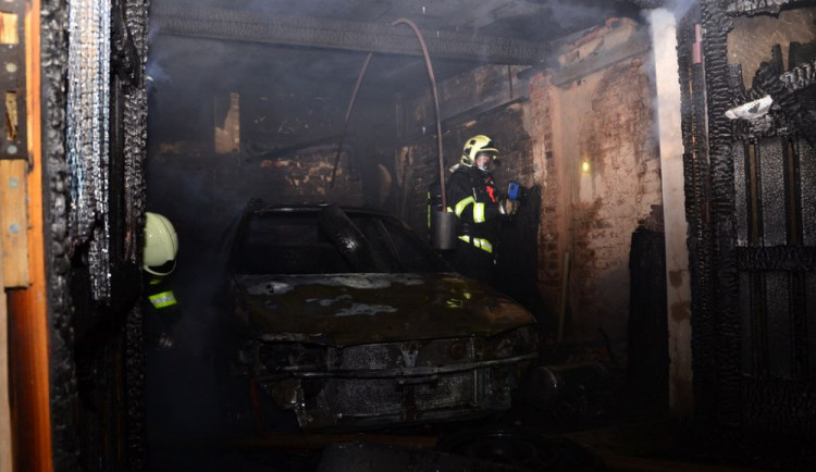 V garáži shořelo auto.