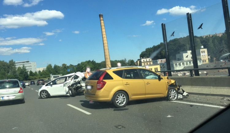 Dvě auta se srazila na průtahu městem.