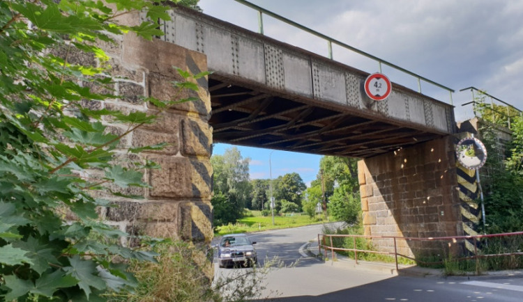 Přejezd se bude opravovat, silnice pod ním bude zavřená.