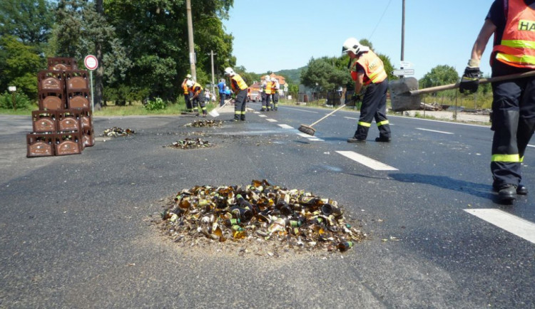 Na silnici se ocitlo zhruba 160 přepravek.
