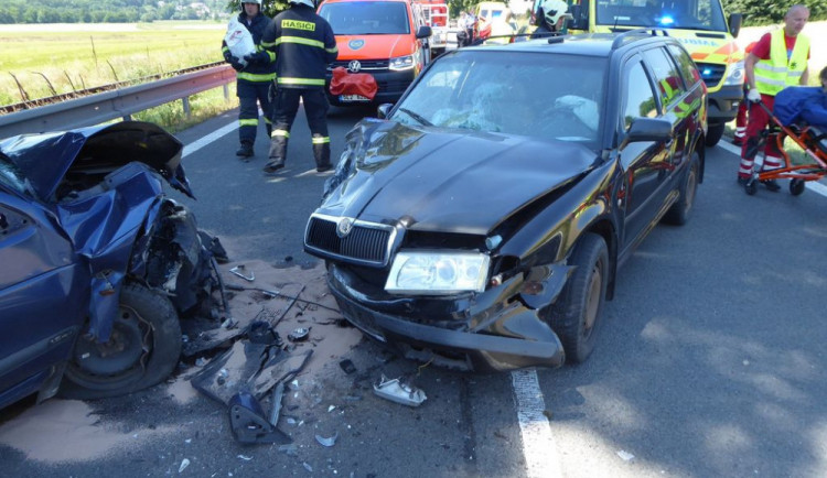 Následky čelní srážky dvou aut.