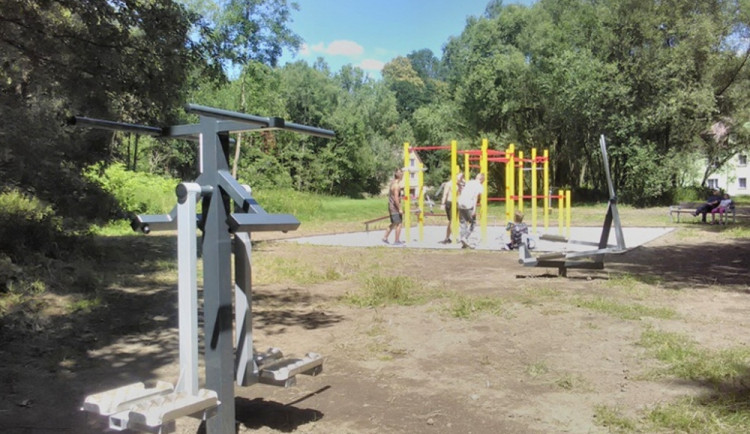 Nové hřiště u cyklostezky.