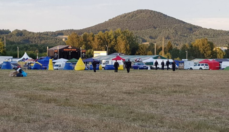 Festivalový areál prohledala policie.