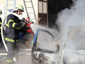 Během diskotéky vzplanulo auto, zapálil ho úmyslně mladík