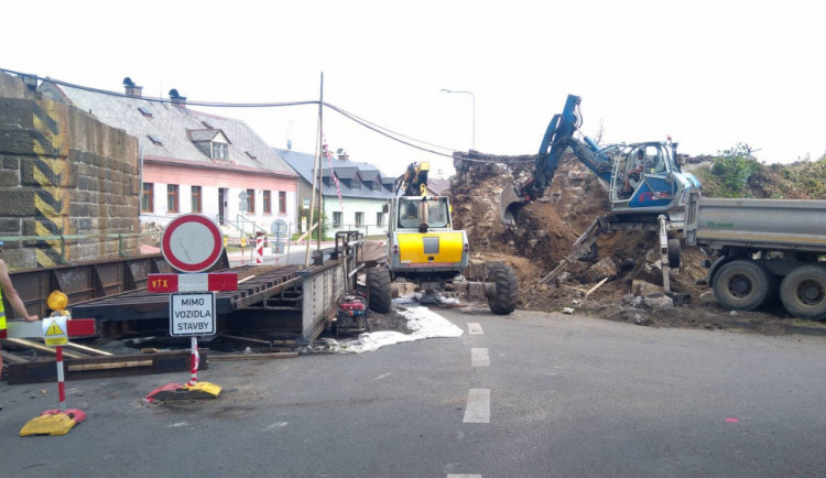 V Krásné Studánce se opravuje přejezd.