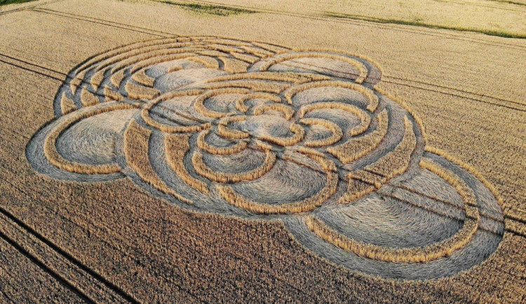 Kruhy v obilí u Hdokovic