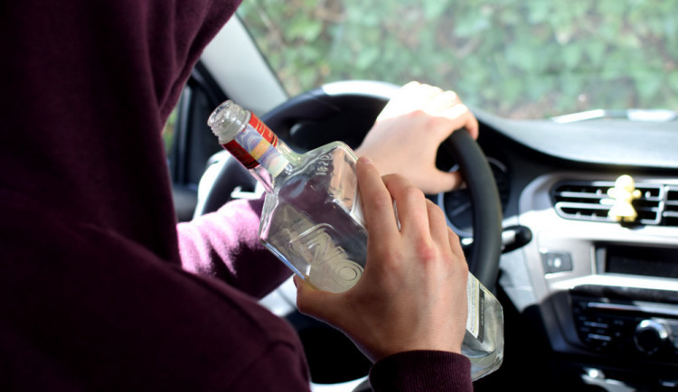 Řidič nadýchal v deset dopoledne tři promile, může jít až na rok do vězení
