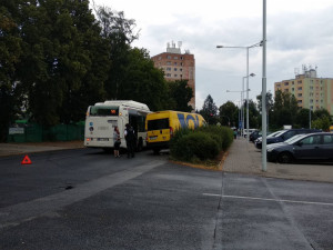 FOTO: V Pavlovicích se střetl autobus s vozidlem České pošty