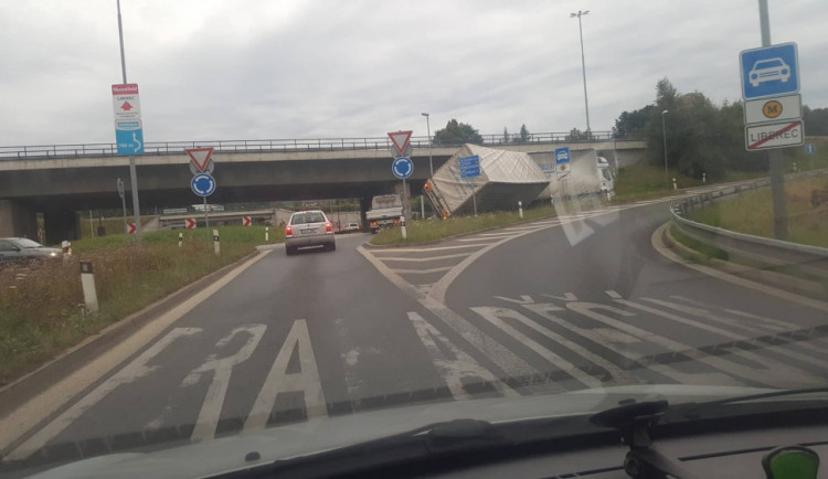 Převrácený přívěs.