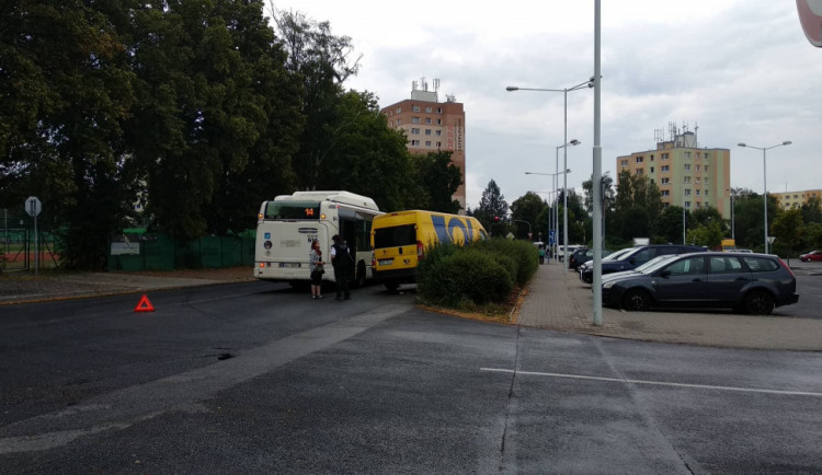 Nehoda autobusu s dodávkou