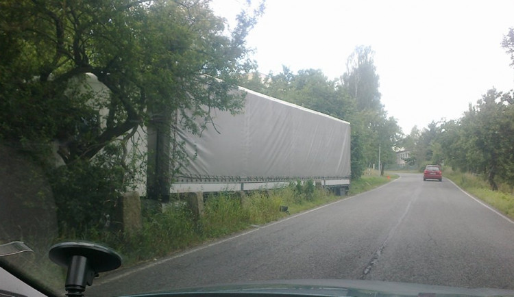 Na objízdné trase v Pilínkově havaroval kamion. Sjel ze silnice do příkopu