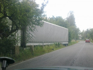 Na objízdné trase v Pilínkově havaroval kamion. Sjel ze silnice do příkopu