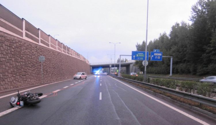 Srážka automobilu s motorkou se neobešla bez zranění