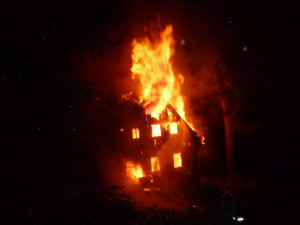 FOTO: Noční požár chalupy v Polubném. S plameny bojovalo šest jednotek hasičů, jeden se zranil